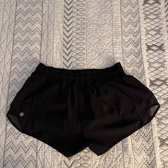 LULULEMON Hotty Hot Low-Rise Lined Short 2.5” - Picture 4 of 6